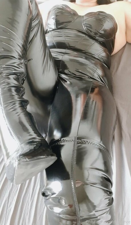 distannce model exclusive archive