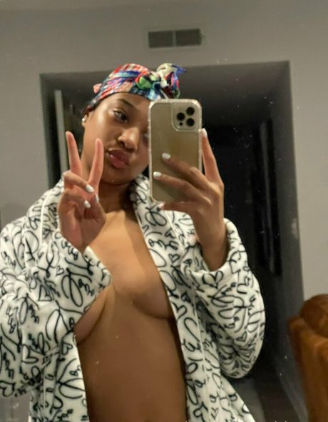 sexcmuseee model erotic photo