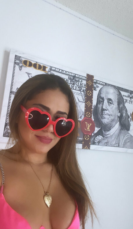 playgirlcarli18 naked star pic