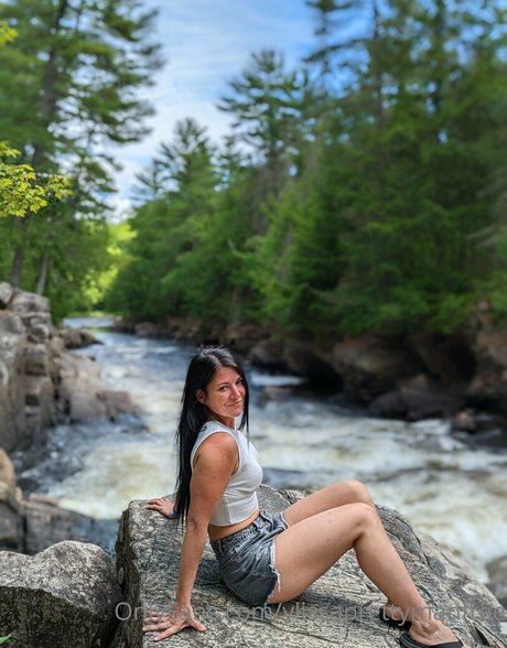 ylissaprettymanfree model nice image