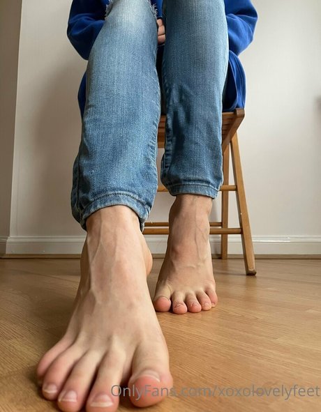 xoxolovelyfeet model top picture
