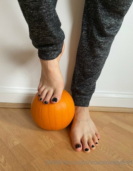 xoxolovelyfeet model erotic image