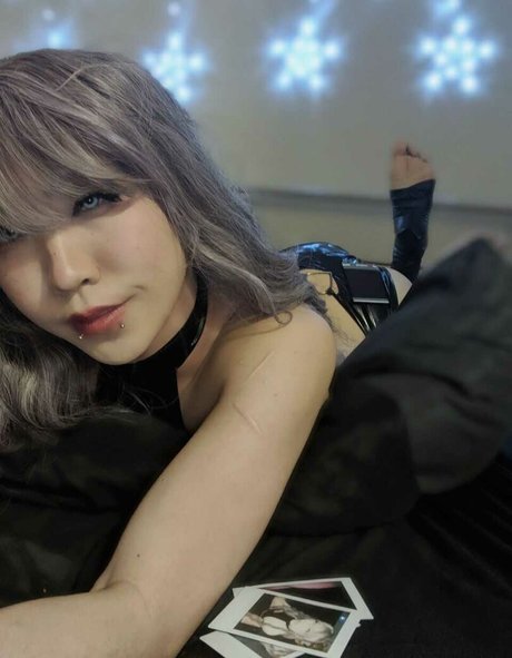 Cloudyninecos beautiful model photo