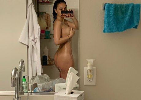 emxlyy pornstar hd image