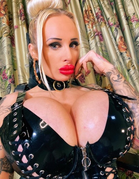 sophieaslut model naked pic