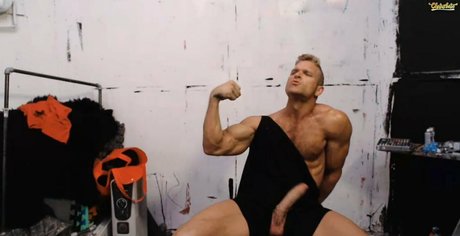 brentrayfraserxxx nude model image