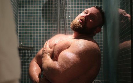 hugeandhung pretty pornstar pic