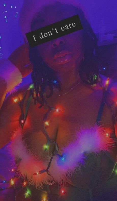 theeroyalequeen model erotic photo