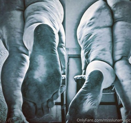 misslunamagic pornographic model pic