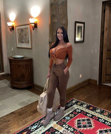 Rachel Stuhlmann hot actress img