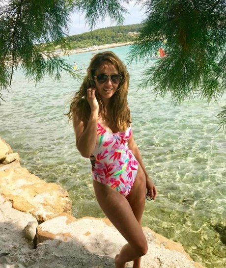 Samia Ghadie model photos