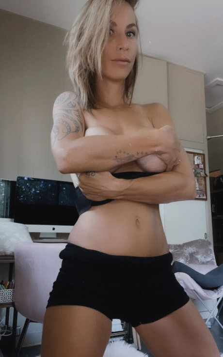 Lyssa Chapman model erotic images