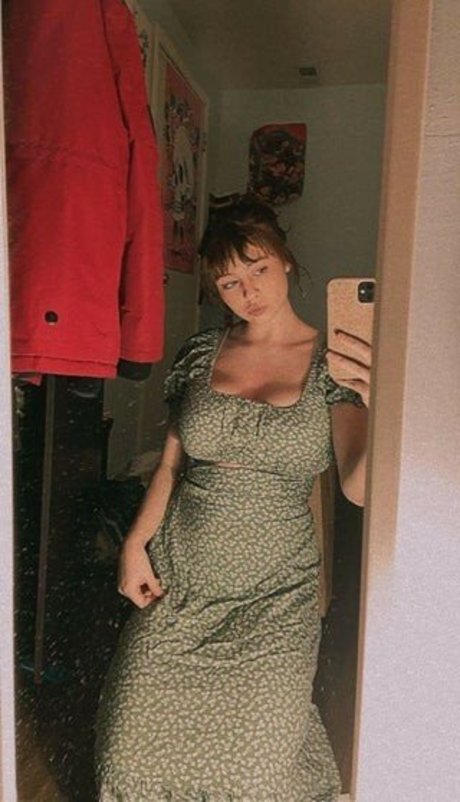 Gulliblecream288 adult model photo