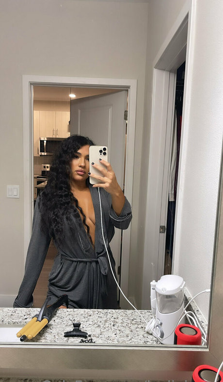 Leslie Ines sexy model pic