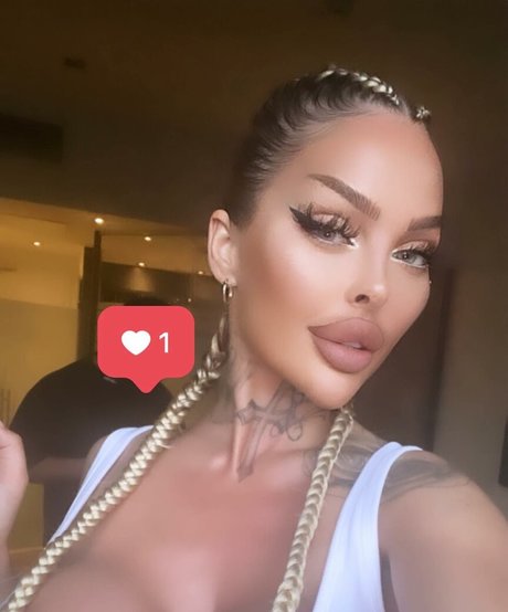 lola official model beautiful picture