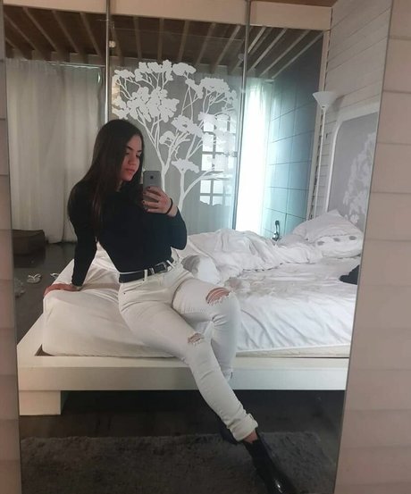 Sara Avni star exclusive archive