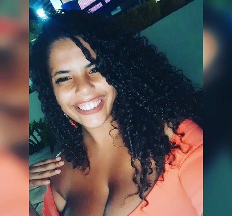 Mayla Coimbra art model pics