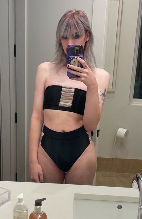 Zelda McKay star nude pics