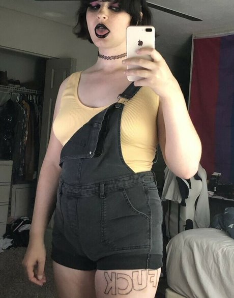 Scarlet Skeie model adult picture