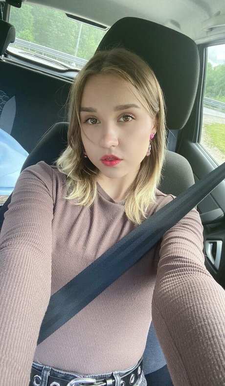 DollHole GrabFuck star high quality picture