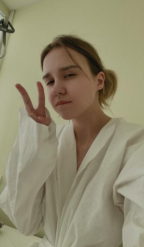 DollHole GrabFuck pretty model picture