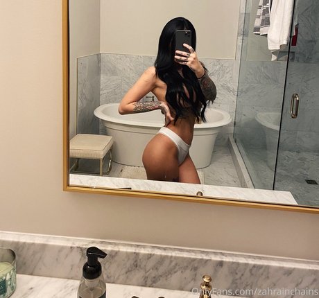 Zahrainchains nude model img