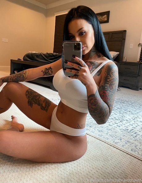 Zahrainchains nice model pic