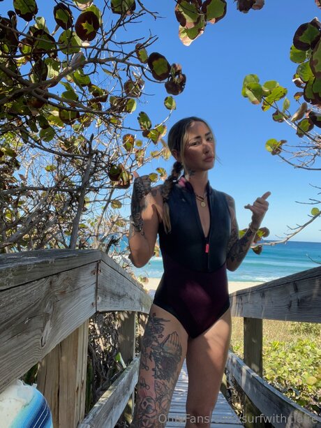 Surfer Girl model hd pic