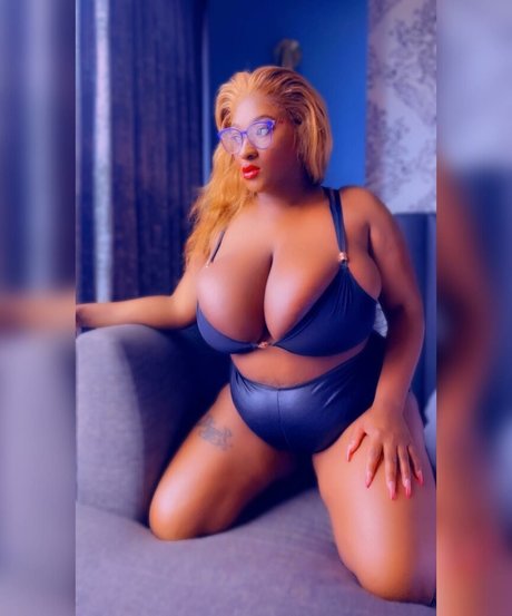 Londynn Vega naked model img