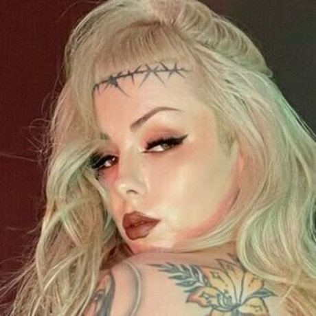 Nicotinefiend_ model adult pictures