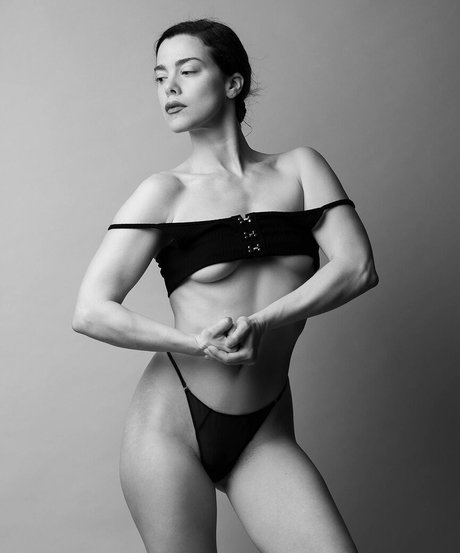 Nicole Vaunt naked model picture