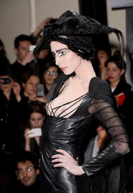 Amelie Lens hot actress gallery