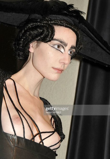 Amelie Lens adult model pics