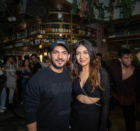 Divya Agarwal art star image