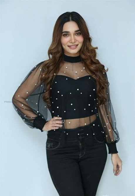 Jenifer Emmanuel beautiful model picture