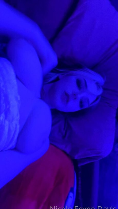 Eevee Nicole Davis erotic model image