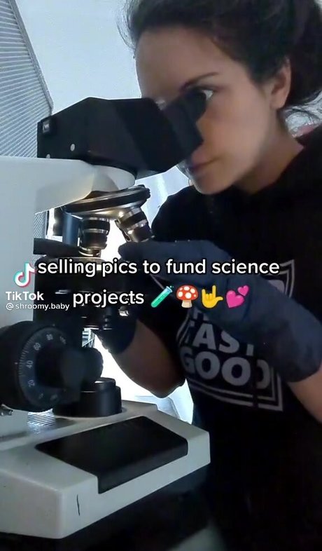 Shroomy Baby naked actress pictures