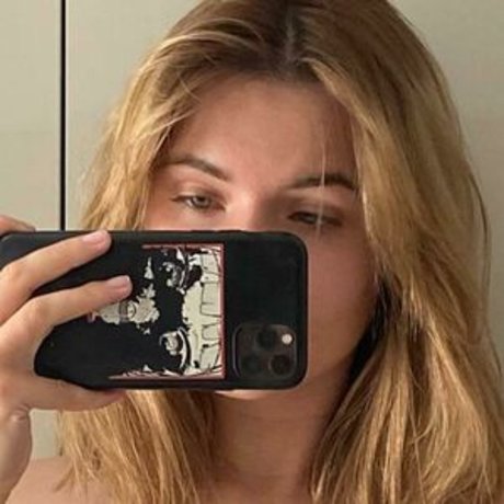 Lizzylarrsen model nude photos