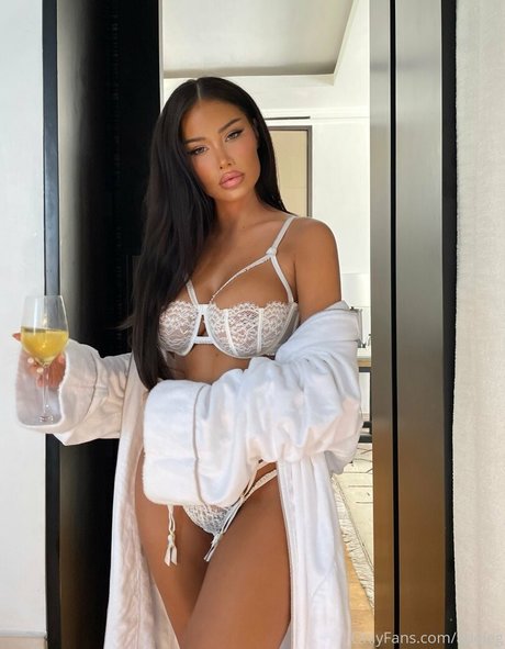 Adeleg model hot pic