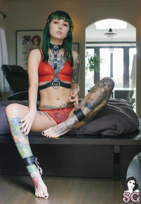 Discordia model naked photo