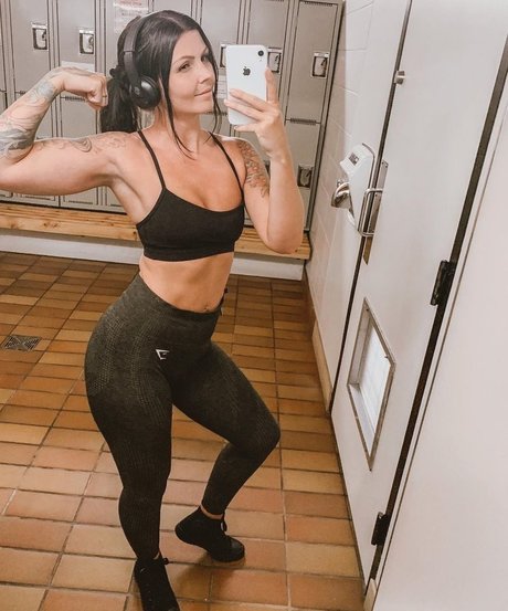 Elaina Grant model hd image