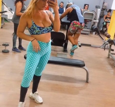 Cikarelly model sex pic