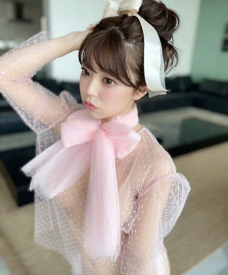 momo burlesque pretty actress pic