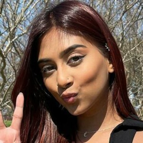 Chrissymenzies model pretty image