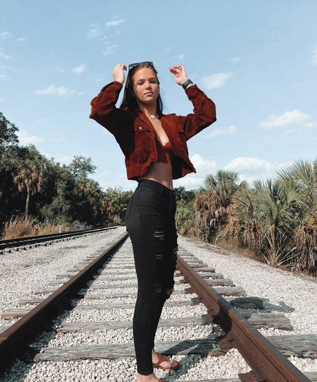 lillyackerman pretty actress image