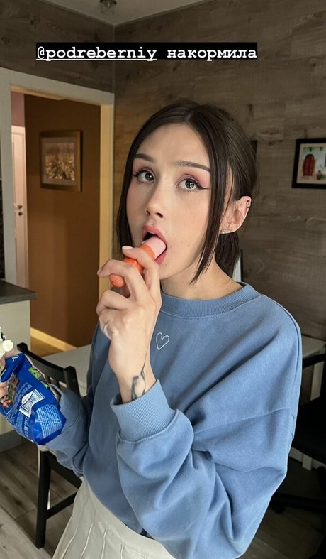 Amy Split model top pictures