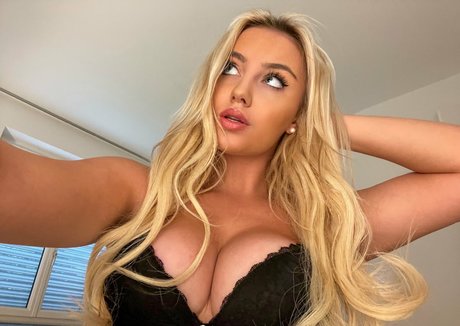 Vanessy model exclusive image