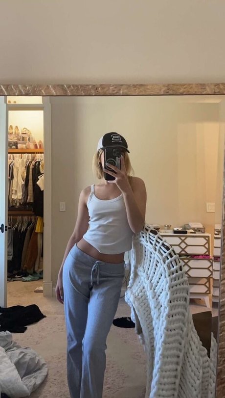 carolinefbyron nudes model img