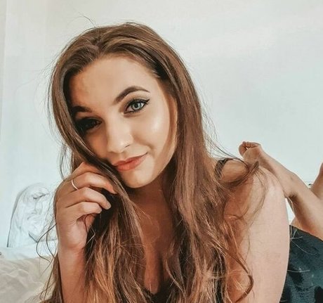 Lecsaale beautiful model photo