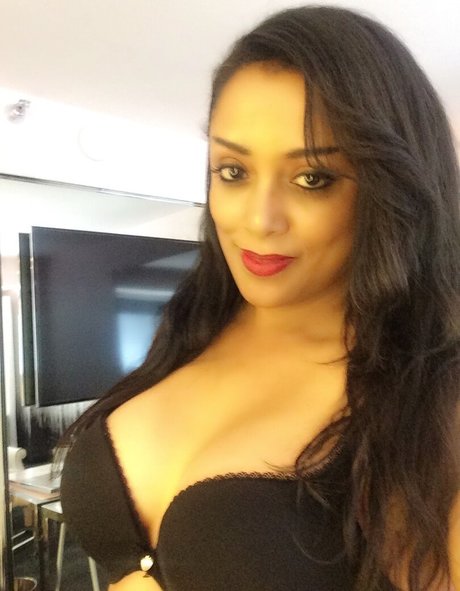 Shana Mangatal pretty model pic